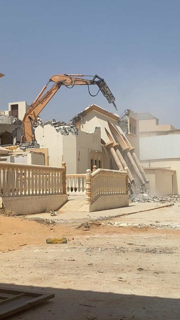 هدم واجهة فيلا بالأعمدة